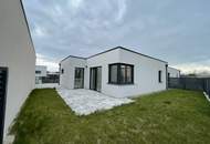 Bungalow, Hochmodernes Seehaus, 3 Zimmer, mit Garten und Terrasse, nur 4 Gehminuten vom Neufelder See entfernt