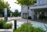 Erstbezug - Sonnige 2-Zimmer Wohnung mit Roof-Top-Pool und Blick über Skyline von Wien!