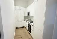 Sanierter Altbau mit Erker: Charmante 2-Zimmer-Wohnung mit separater Küche