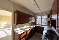 Eine helle, renovierungsbedürftige 3-Zimmer Dachgeschosswohnung &amp; PP // A bright, 3-room attic apartment in need of renovation &amp; parking //