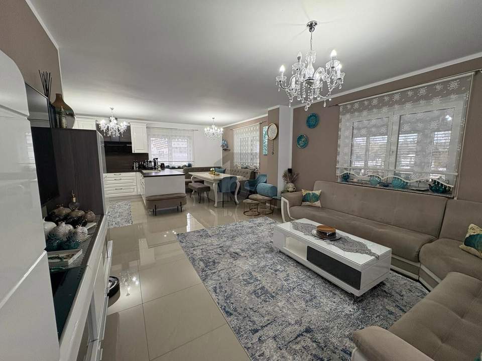 LUXURIÖSER WOHNHIT MIT AUßERGEWÖHNLICHEM PLATZANGEBOT