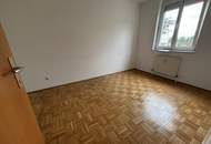 Seltene Gelegenheit in begehrter Lage! Gemütliche 2-Zimmer Wohnung mit bodentiefen Fenstern, praktischem Abstellraum UND kostengünstigem Parkplatz direkt vor der Haustüre!