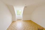 PROVISIONSFREI - SANIERT - ERSTBEZUG: Großzügige und helle 4-Zimmerwohnung im Dachgeschoss mit Eigengarten und zusätzlichen GOODIES!