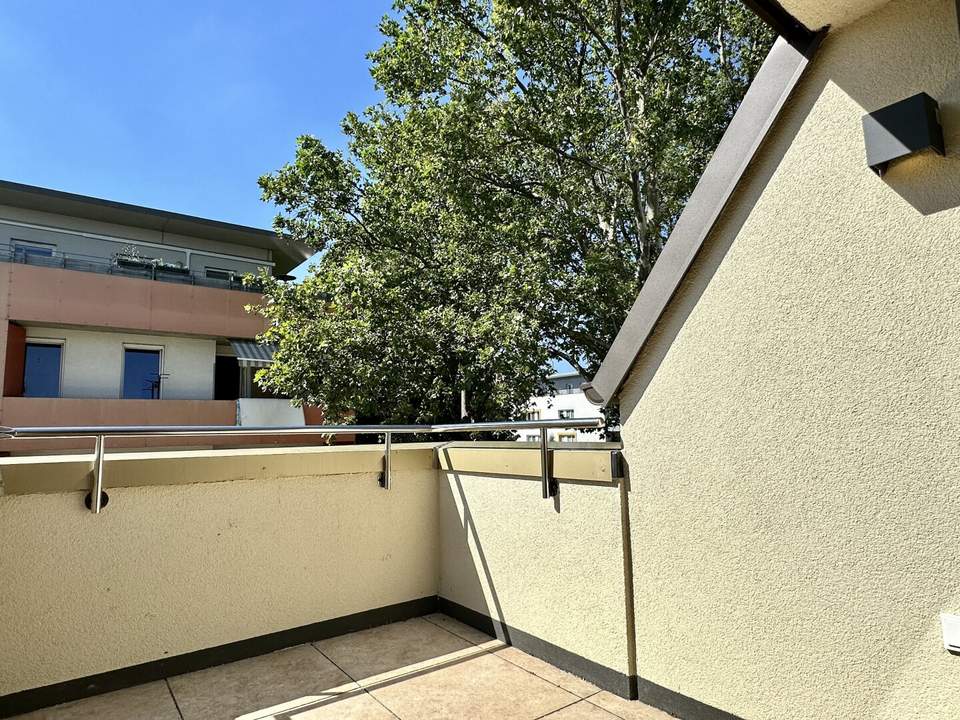 STUDIO-WOHNUNG mit Balkon! I Stellplatz in hauseigener Tiefgarage I hochwertige Einbauküche I Fußbodenheizung I bodenebenerdige Dusche I U1 ca. 13 min. mit Öffis