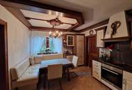 LIEBEVOLLER, SEHR GEPFLEGTER BUNGALOW SAMT NEBENGEBÄUDE MIT PARKÄHNLICHEM GARTEN IN TRAUMHAFTER WOHNLAGE MIT HERRLICHEM GRÜNBLICK DIREKT AN FELDER DER REGION ANGRENZEND