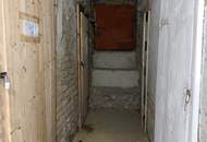 SANIERUNGSBEDÜRFTIGE HELLE WOHNUNG IM KLASSISCHEN ALTBAU
