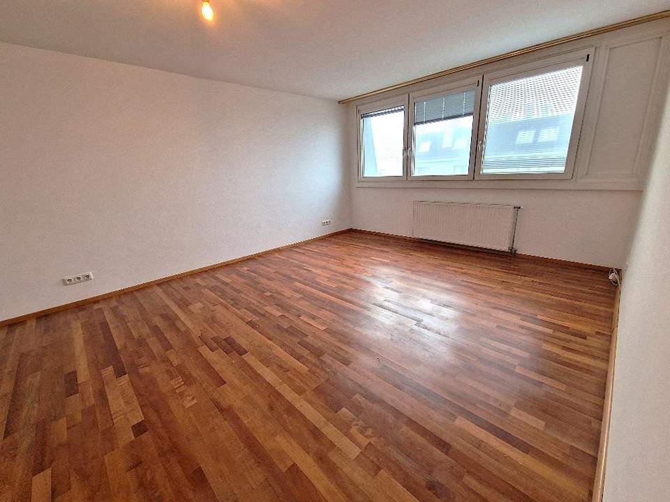Sehr helle und kompakte Familienwohnung im 4. Liftstock mit guten Verkehrsanbindungen