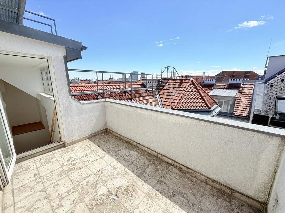 3-Zimmer Dachgeschoss mit hofseitiger Terrasse - U-Bahn in fußläufig erreichbar