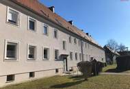 Ruhiges, grünes Wohnen mit optimaler Infrastruktur verspricht Erholung pur und kurze Wege! Schnell sein und diese in Sanierung befindliche Wohnung sichern - bezugsfertig Mitte August!