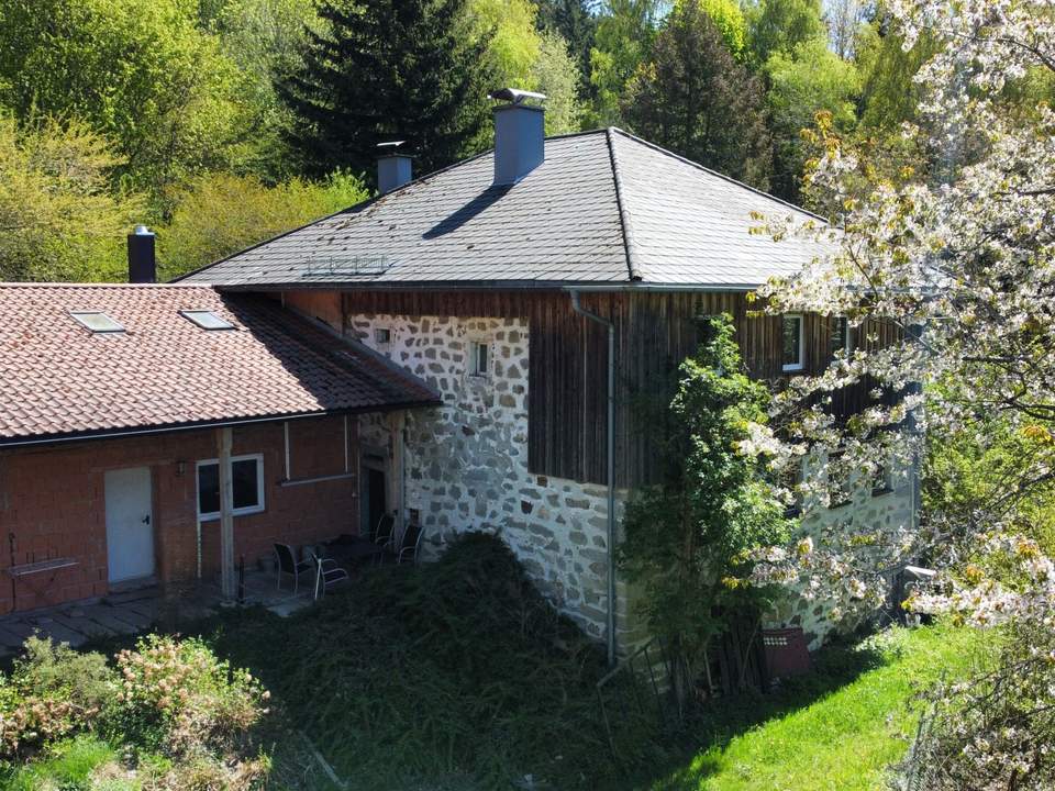 Verborgenes Sacherl in Alleinlage - ca. 1 ha Grund