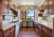 Imposante Liegenschaft mit Gartenparadies, Schwimmteich und Grünbestand – nur 30 Min von Wien