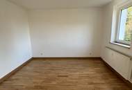 Exklusive Luxus-Singlewohnung in Steyr-Münichholz: frisch saniert, hochwertig ausgestattet, lichtdurchflutete Wohnräume und herrlicher Grünblick – inklusive Abstellraum, der sich ideal als Ankleidezimmer nutzen lässt!