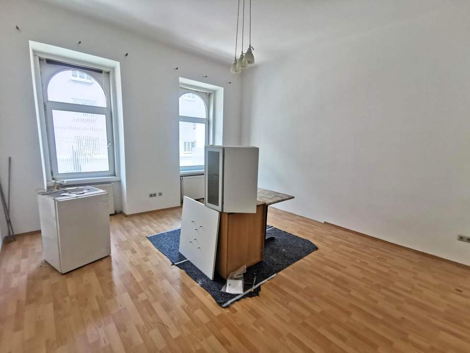 1 Zimmer Wohnungen, 2 Stück im gleichen Haus und Stock, zum sanieren.