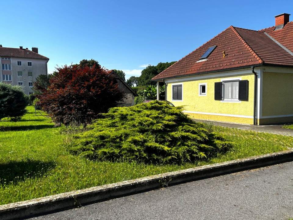 Sonniges Wohnhaus mit Garten und Nebengebäude in zentraler Stadtlage