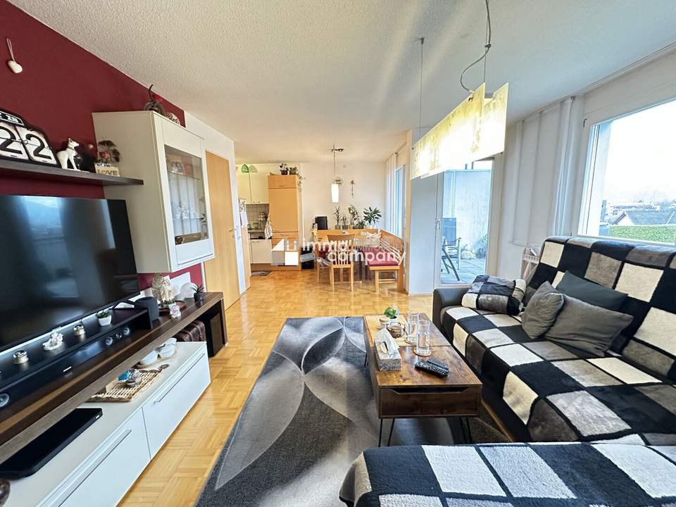 4-Zimmer-Maisonette-Wohnung auf zwei Etagen (1. OG + DG) in Frastanz, modernes, tolles Badezimmer, 2 sehr gut beleuchtete Tiefgaragenplätze, einmaliger Ausblick vom Balkon auf die umliegende Bergwelt.