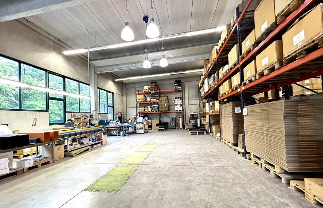 Top Firmenstandort in Bezirk Baden - Moderne Gewerbehalle mit Büros und Pauschalmietzins.