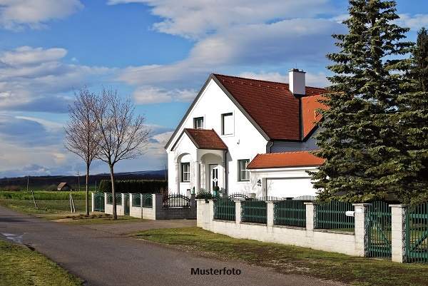 Einfamilienhaus mit Gartenhaus, Terrasse und Balkon