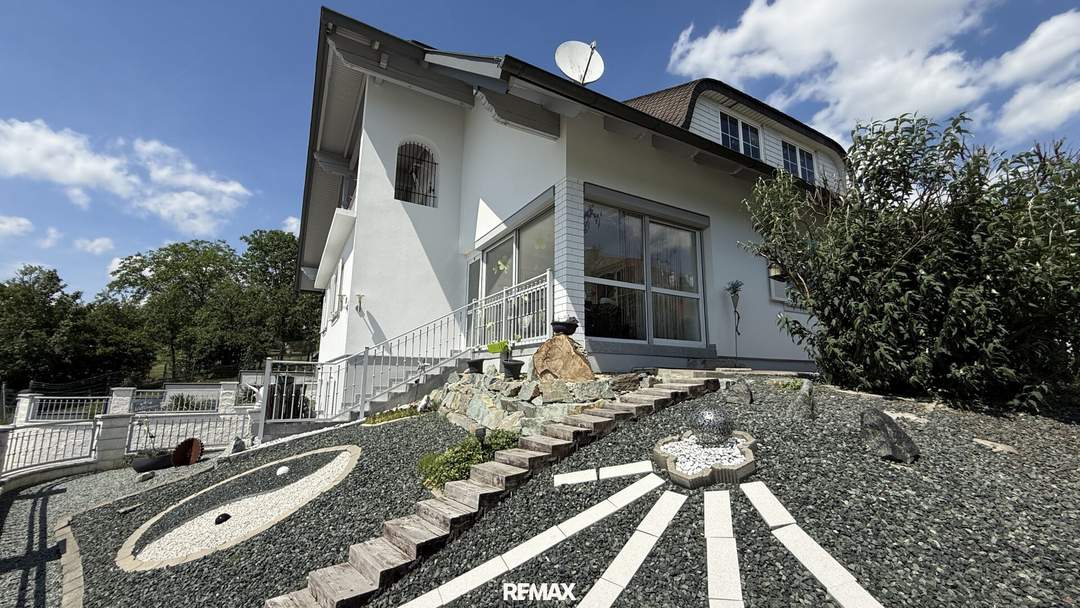 Modernes Einfamilienhaus in Hannersdorf mit Garten, Pool, Balkon &amp; Garage