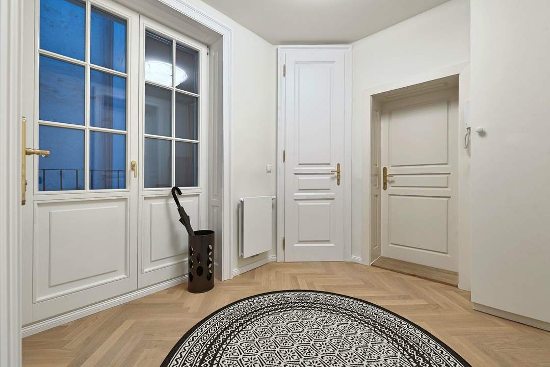 Biedermeierwohnung mit Balkon! Stylisch möbliertes 2-Zimmer-Apartment in Fußgängerzone!