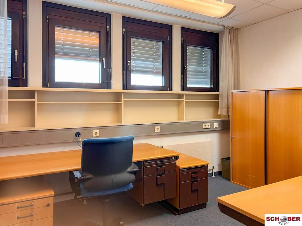 Möbliertes Büro / 1 Zimmer / PKW-Stellplatz möglich