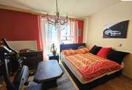 Wohnhaus mit 2.200m² großem Grundstück, Halle und Garagen