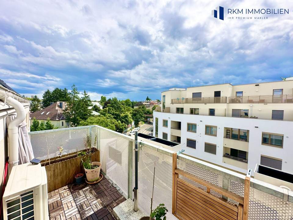 Helle Dachgeschosswohnung mit Balkon und perfekter Anbindung
