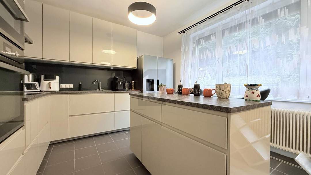 IN TOP RUHELAGE MIT VOLLKELLER UND MODERNISIERTEM WOHNRAUM