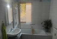 Modernes Wohnen im Holzhaus! Möblierte 3 Raumwohnung mit Balkon &amp; Carport!