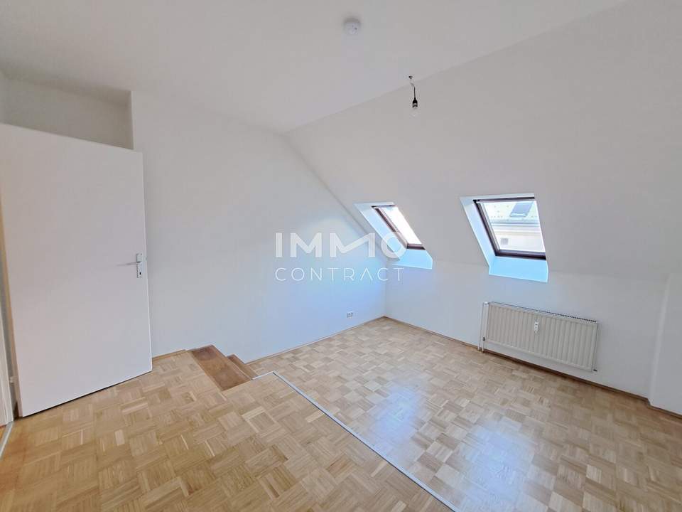 Dachgeschoßwohnung im Altbau: Erstbezug nach Sanierung mit Balkon und Einbauküche!
