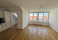 UNBEFRISTET - Helle und ruhige 2-Zimmer Dachgeschoss-Wohnung mit rd. 12 m2 Terrasse, Klimaanlage, Abstellraum und Kellerabteil