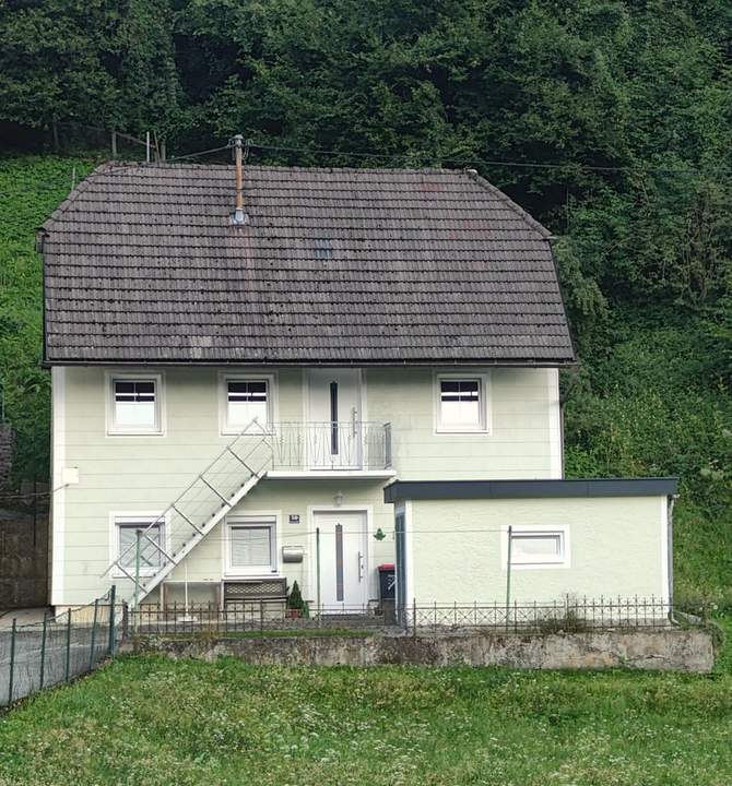 Kleines Häuschen am Waldrand