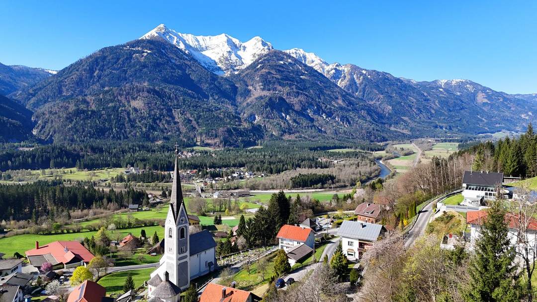 Ferienpension oder Familienidylle? Vielseitiges Wohnhaus mit Bergpanorama & Potenzial