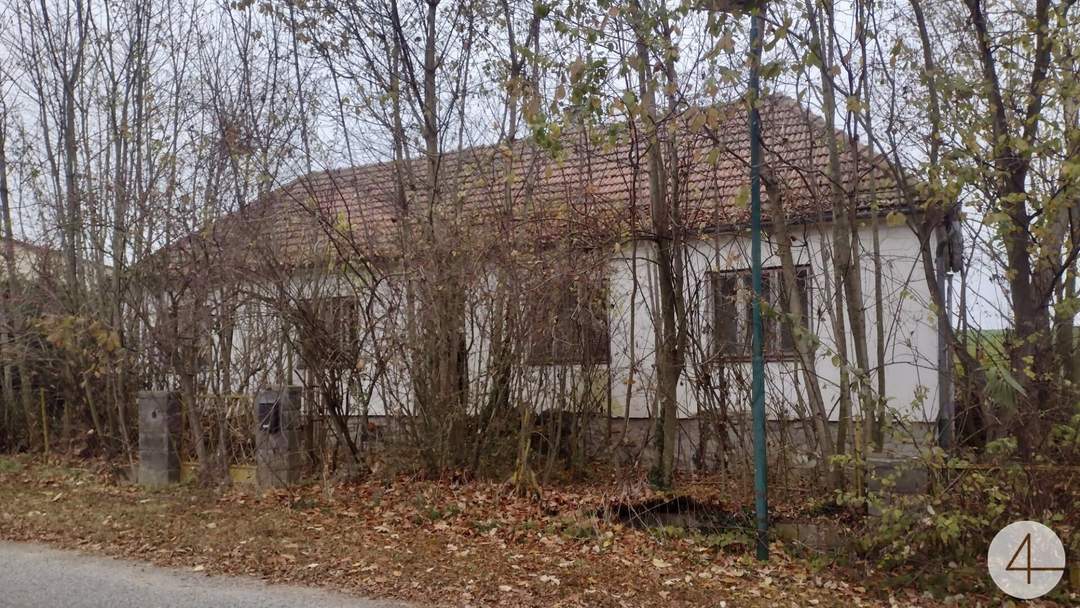 Stark sanierungsbedürftiges Haus mit Garten zu verkaufen.