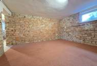 Geräumiges Stockhaus mit angebautem Laubengang und Garagentrakt