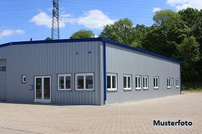 Modernes Büro- und Verwaltungsgebäude mit großzügiger Logistik- und Lagerhalle