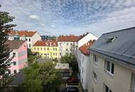 SONNENDURCHFLUTETES APARTMENT IM DACHGESCHOSS