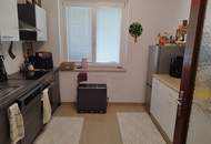 Viel Platz für Ihre Familie! Gemütliche 4-Zimmer Wohnung mit großer Loggia umgeben von Grünflächen! Beste Infrastruktur!