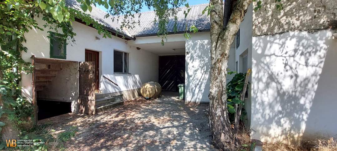 Haus mit Wirtschaftsgebäuden, großem Innenhof und Stadl, sanierungsbedürftig