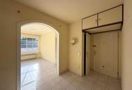 Eine helle, renovierungsbedürftige 3-Zimmer Dachgeschosswohnung &amp; PP // A bright, 3-room attic apartment in need of renovation &amp; parking //