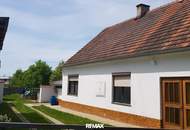Einfamilienhaus mit Nebengebäuden und Garten