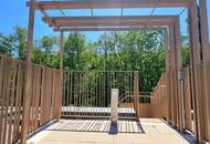 Ein Platz, der mehr kann als wohnen. Geniale Neubauwohnung mit WOW-Effekt! Riesiger Balkon und Terrasse + Privater Dachgarten + Grün wohin das Auge reicht + Luftwärmepumpe!