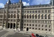 UNBEFRISTET - Repräsentative 9-Zimmer Altbauwohnung mit Balkon und Blick auf das Rathaus – ca. 293 m² in bester Innenstadtlage - auch ideal als Büronutzung