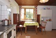 Stark Renovierungsbedürftiges Haus mit Schuppen und Garagen in Spielberg / Melk