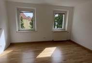 Einladendes Wohnambiente und praktische Raumaufteilung: gemütliche 2-Zimmer-Wohnung mit Grünblick bietet die perfekte Kombination aus naturnahem Wohnen und ausgezeichneter Infrastruktur in Stadtnähe!