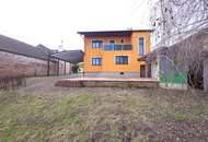 Gediegenes Stockhaus in grüner Umgebung