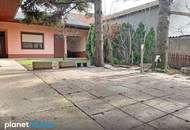 Einfamilienhaus mit Terrasse, Innenhof und großer Garage