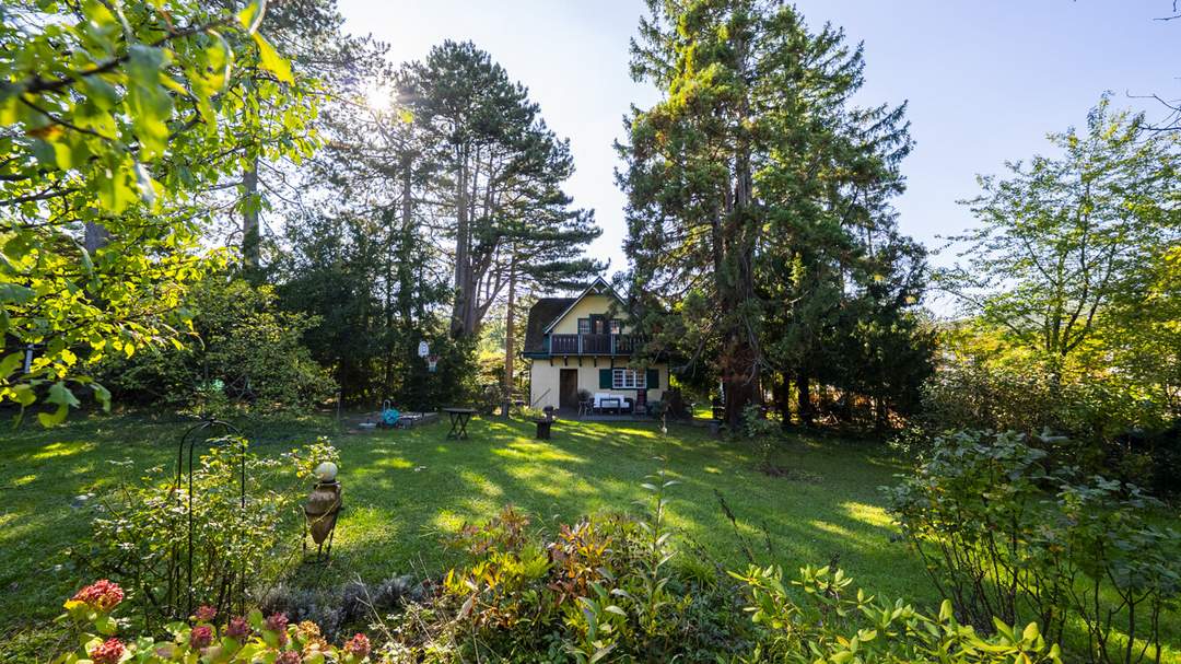 Einzigartiges Baugrundstück mit Knusperhäuschen in absoluter Ruhelage