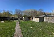 Sonniges großes Grundstück mit sanierungsbedürftigem Haus