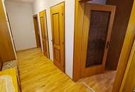 FAMILIENHIT MIT POTENTIAL, 113 m2 Neubau mit Loggia, 4 Zimmer, Küche, 2 Bäder, teilmöbliert, 3. Liftstock, Enkplatz