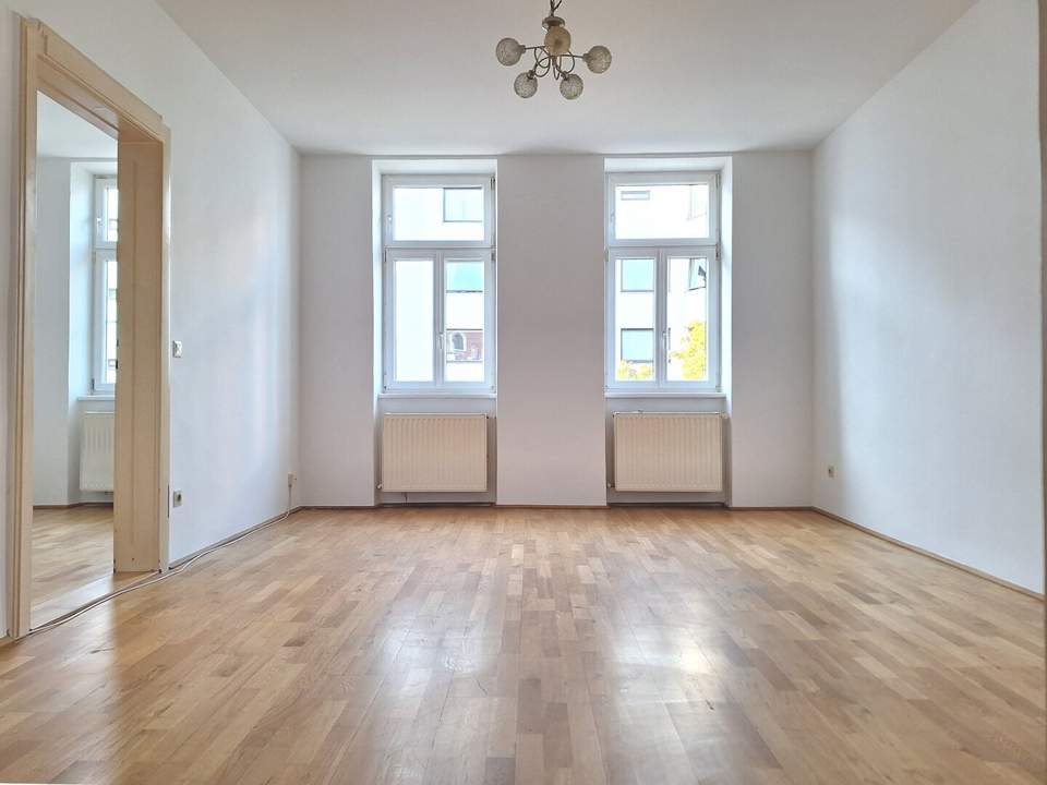 Helle, teilsanierte Altbauwohnung in U-Bahn-Nähe